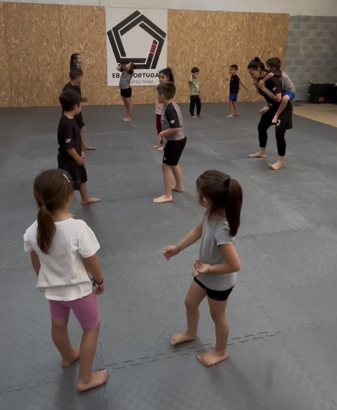 Aula em grupo na EBJJ Portugal