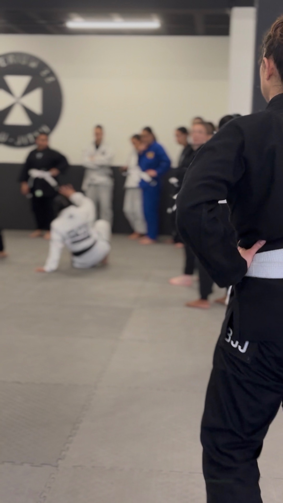 Alunas da EBJJ Portugal a treinar uma técnica de Jiu-Jitsu no solo