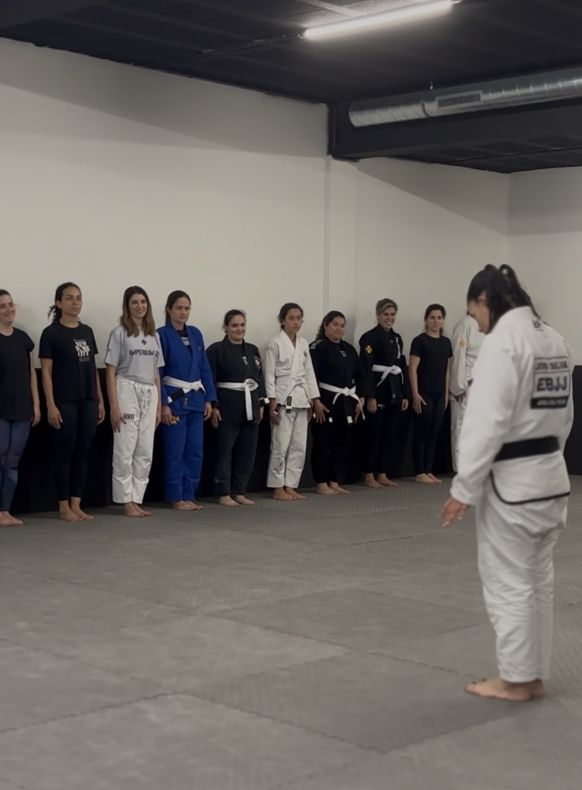 Turma feminina de Jiu-Jitsu EBJJ Portugal — Josiane Silva com alunas