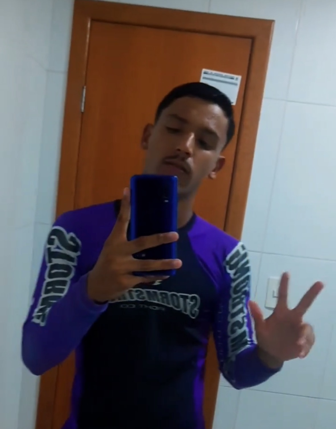 Professor Weverson de rashguard antes de um treino de Jiu-Jitsu No-Gi