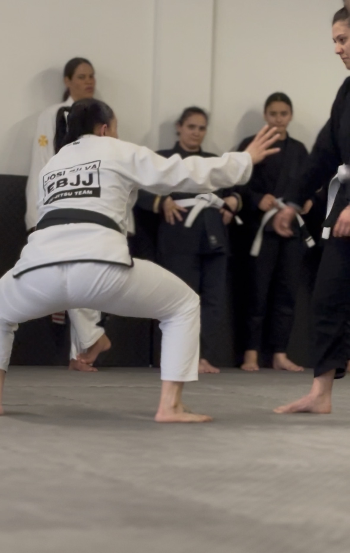 Josiane Silva a demonstrar postura de Jiu-Jitsu em aula feminina