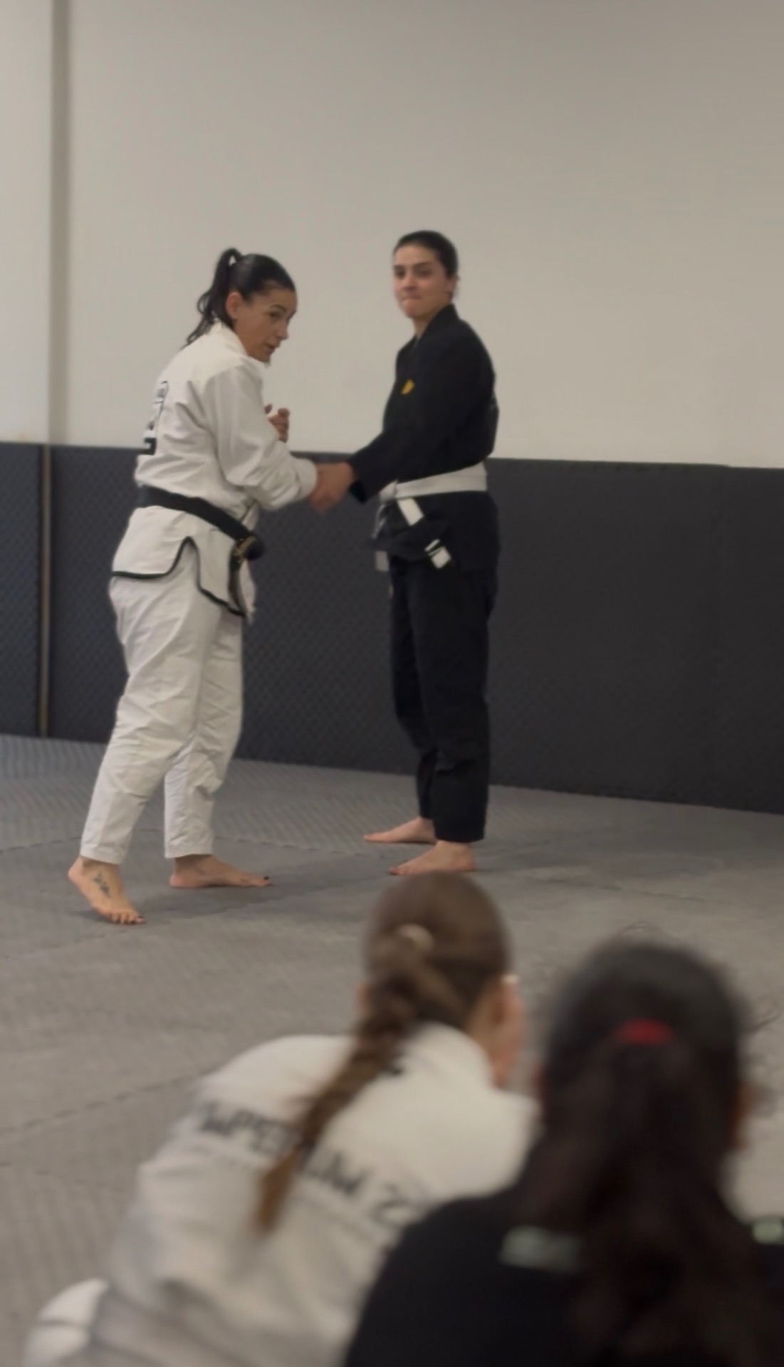 Cumprimento entre alunas antes do treino de Jiu-Jitsu